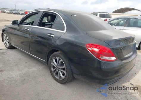 2015 Mercedes-Benz C 300 z USA, uszkodzony, nr VIN 55SWF4JB8FU053876